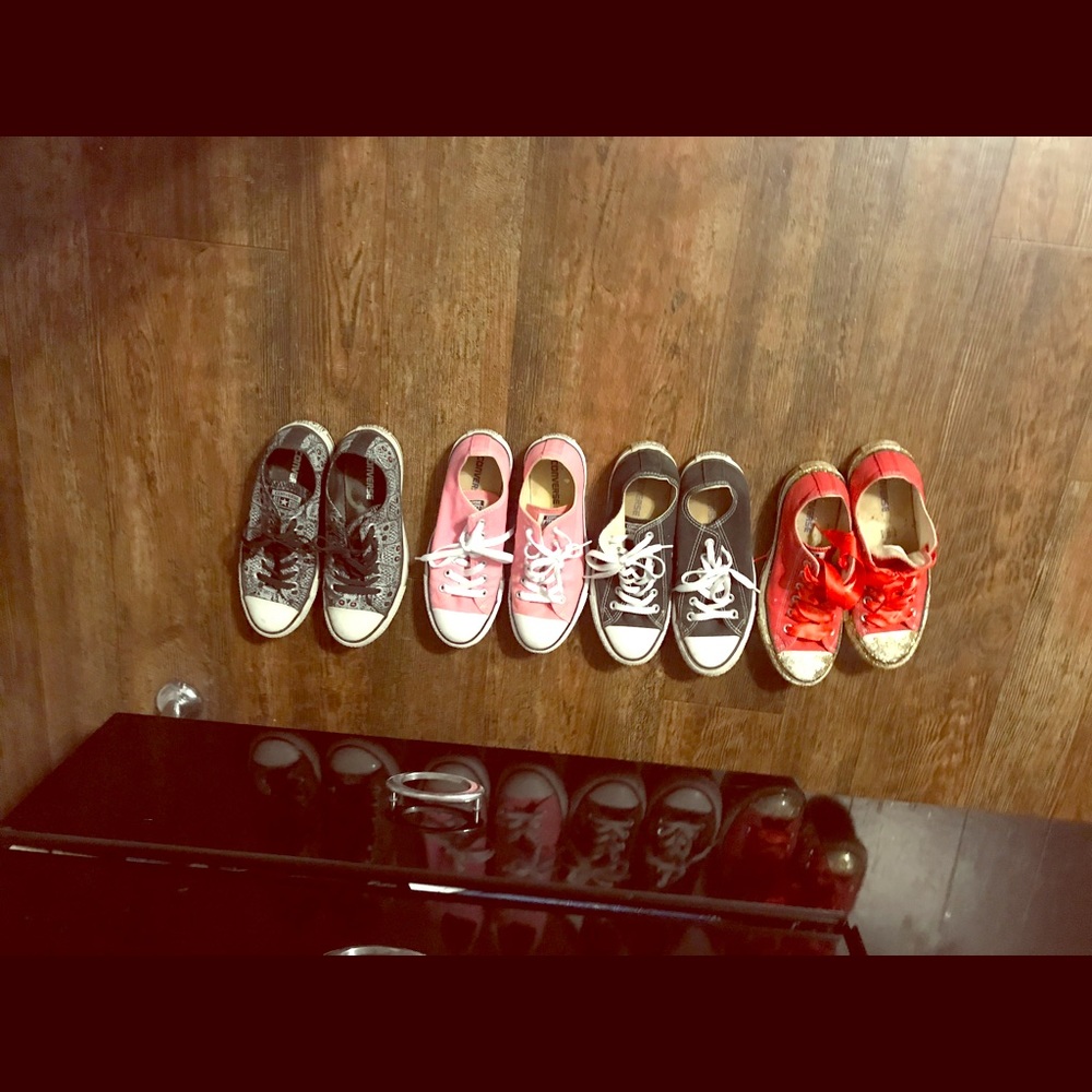 Lot of converse tennis shoes